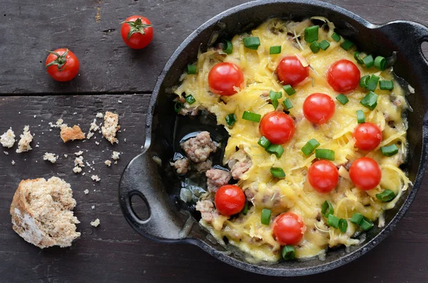 Ev yapımı fırında kıyma peynir ve domates ile — Stok fotoğraf