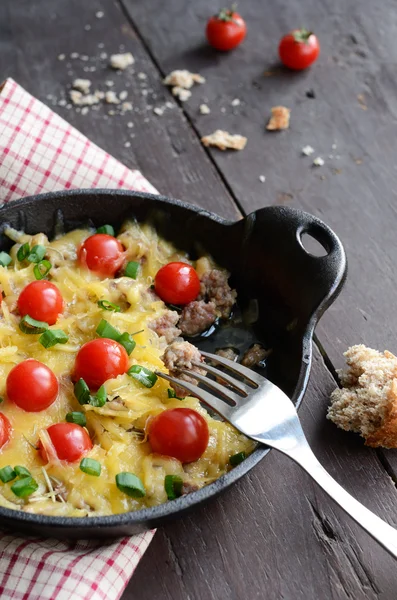 Hemlagad nybakat köttfärs med ost och körsbärstomater — Stockfoto