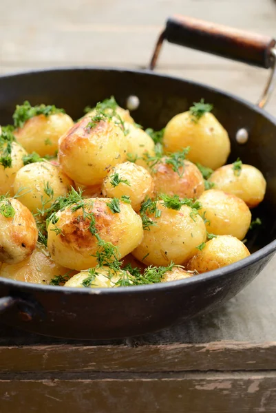 Hele gebakken aardappel in oude wok — Stockfoto