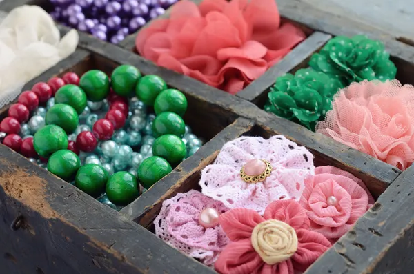 Set di accessori donna in vecchia scatola di legno — Foto Stock