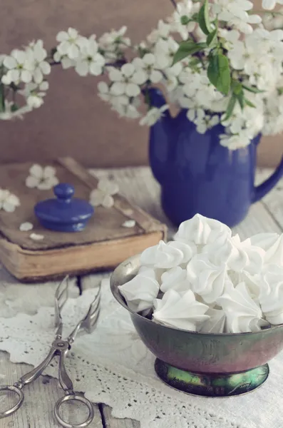 Natura morta in stile vintage con baci alla meringa e flusso di ciliegie — Foto Stock