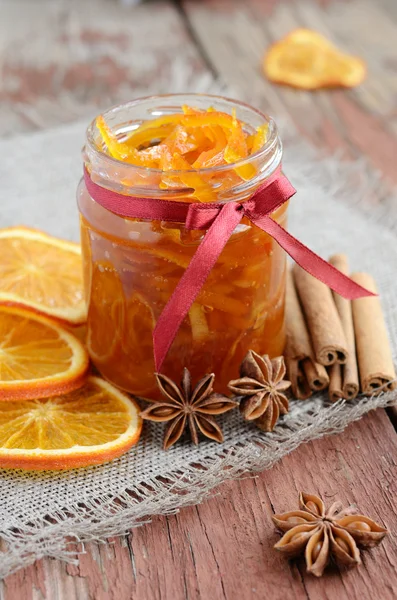 Zelfgemaakte gekonfijte schillen oranje jam in glazen pot — Stockfoto