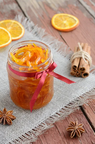 Zelfgemaakte gekonfijte schillen oranje jam in glazen pot — Stockfoto