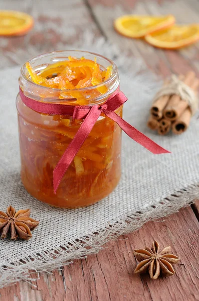 Zelfgemaakte gekonfijte schillen oranje jam in glazen pot — Stockfoto