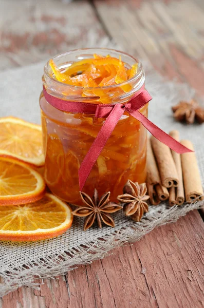 Zelfgemaakte gekonfijte schillen oranje jam in glazen pot — Stockfoto