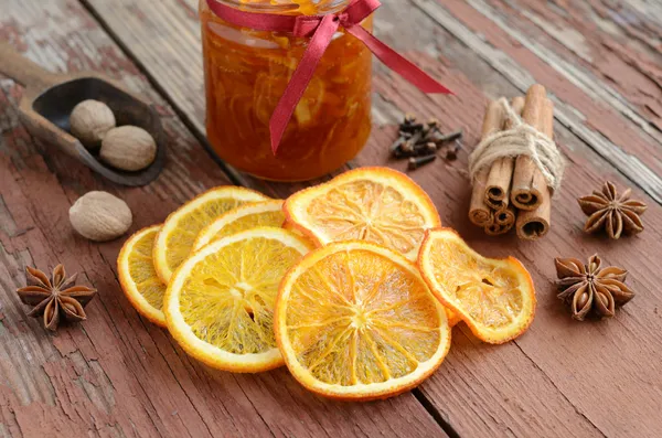 Gedroogd oranje schillen op houten tafel Stockfoto