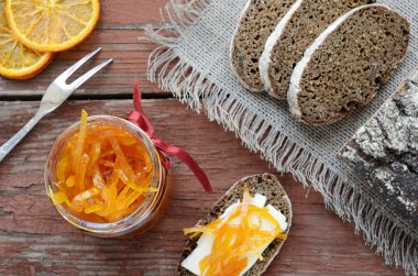 Çavdar ekmeği tereyağı ve paslı wo üzerinde turuncu ev yapımı lezzetli