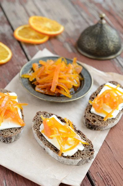 Rye bread with butter and homemade orange confiture on rusted wo — Stock Photo, Image