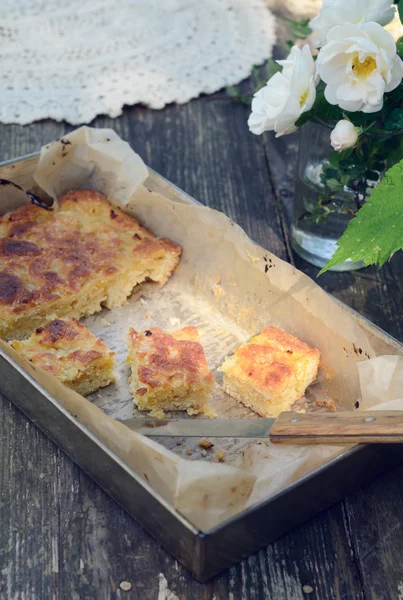 Pastel de limón casero en bandeja para hornear —  Fotos de Stock