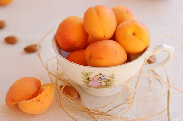 Abricots mûrs dans une tasse de thé — Photo