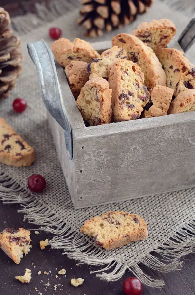 Cranberry biscotti in houten kist — Stockfoto