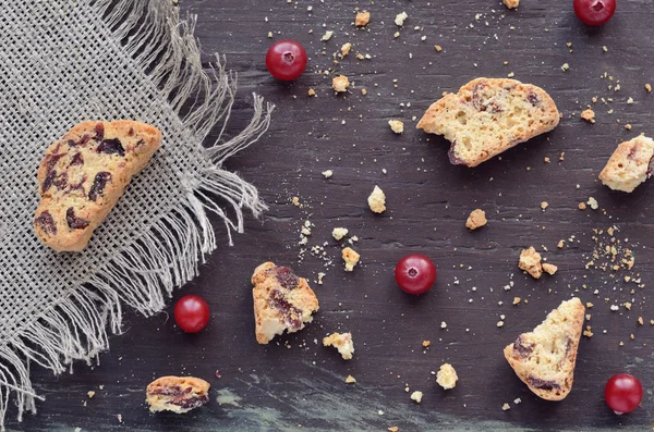 Brusinkový biscotti na dřevěné pozadí — Stock fotografie