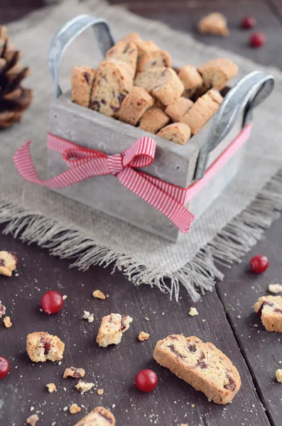 Biscotti de arándano en caja de madera — Foto de Stock