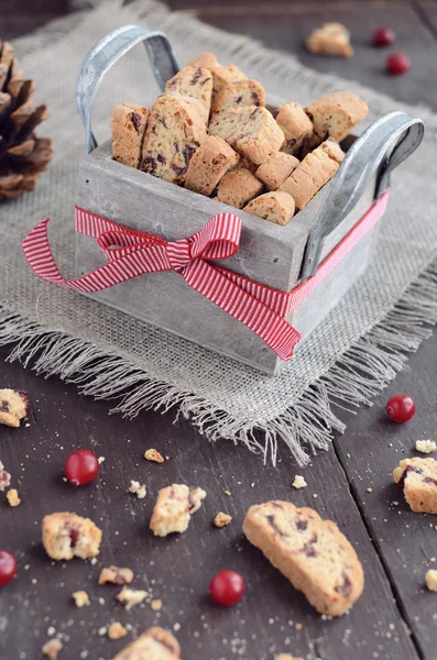 Cranberry biscotti in houten kist — Stockfoto