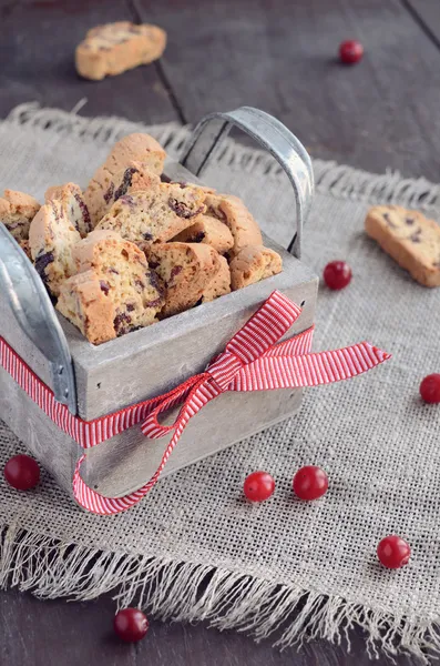 Cranberry biscotti in houten kist — Stockfoto