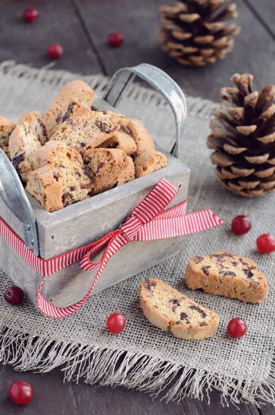 Biscotti de arándano en caja de madera —  Fotos de Stock