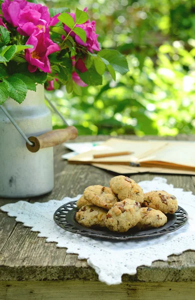 Cookies orzech na stół ogrodowy — Zdjęcie stockowe