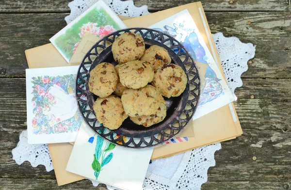 Zelfgemaakte walnoot cookies en oude ansichtkaarten — Stockfoto