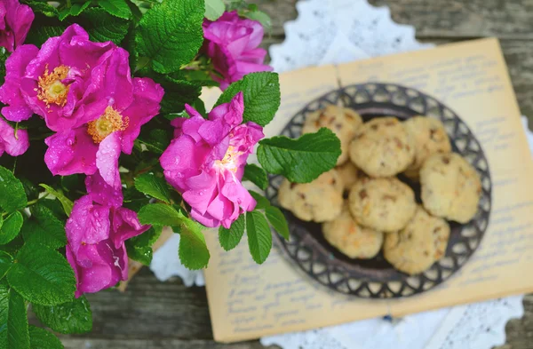 Wild rose bunch and homemade cookie — Stock Photo, Image