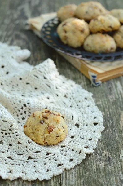 Ореховое печенье на кружевной салфетке — стоковое фото