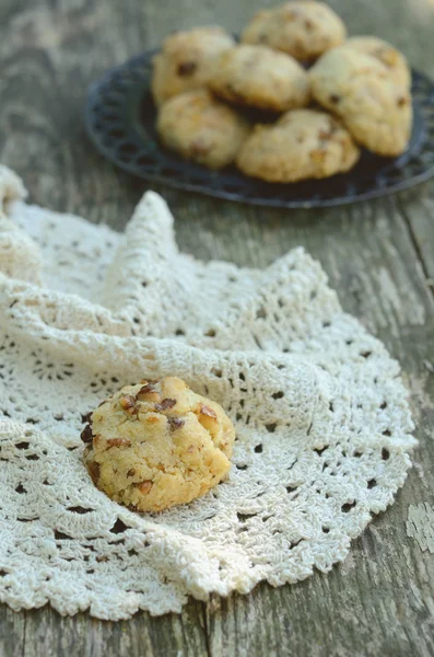 Tığ işi bardak altlığı peçete üzerine ceviz kurabiye — Stok fotoğraf