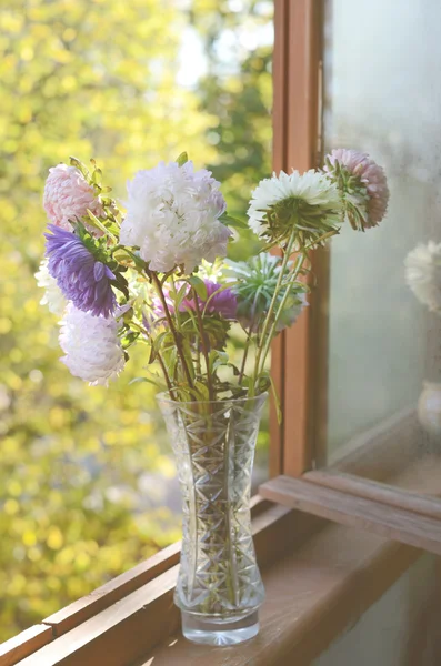 Zlatá sedmikráska kytice v křišťálová váza — Stock fotografie