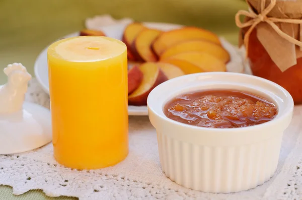 Zelfgemaakte perzik jam in witte kom — Stockfoto