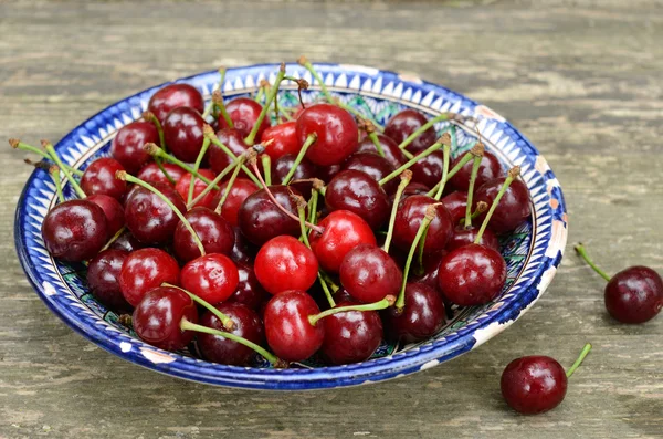 Sweet cherry in blue oriental bowl — Stock Photo, Image