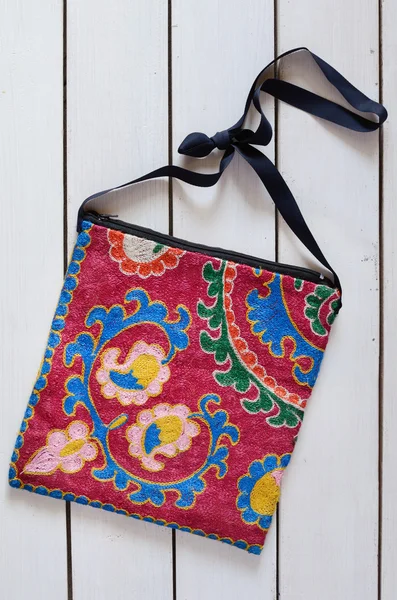 Стильная сумочка с этническим рисунком — стоковое фото