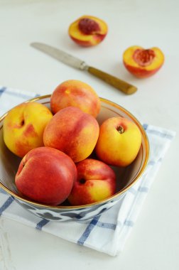 Olgun nektarin oryantal kase