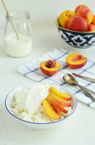 Colazione con ricotta, nettarine fresche e panna acida — Foto Stock