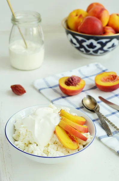 Breakfast with cottage cheese, fresh nectarines and sour cream — Stock Photo, Image