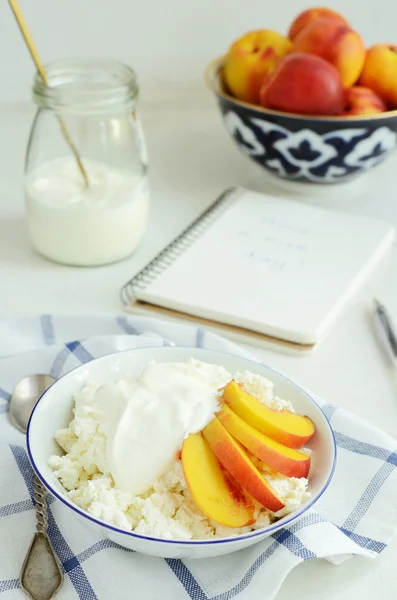Desayuno con requesón, nectarinas frescas y crema agria — Foto de Stock