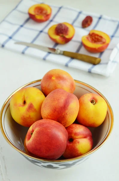 Ripe nectarines in oriental bowl — Stock Photo, Image