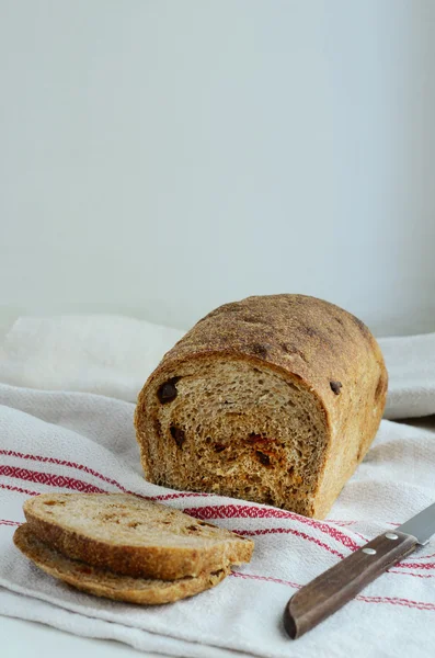 Homemade rye bread with dried tomatoes — Stock Photo, Image