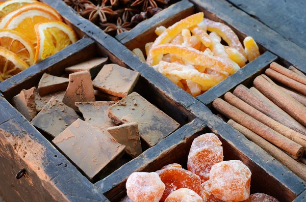 Çikolata, kumquats ve baharatlar — Stok fotoğraf