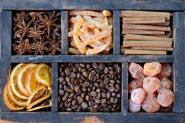 Coffee beans, kumquats and spices — Stock Photo, Image