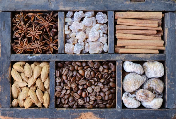 Café, nueces y especias en caja de madera oxidada — Foto de Stock