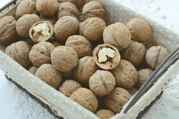 Walnut in mand — Stockfoto