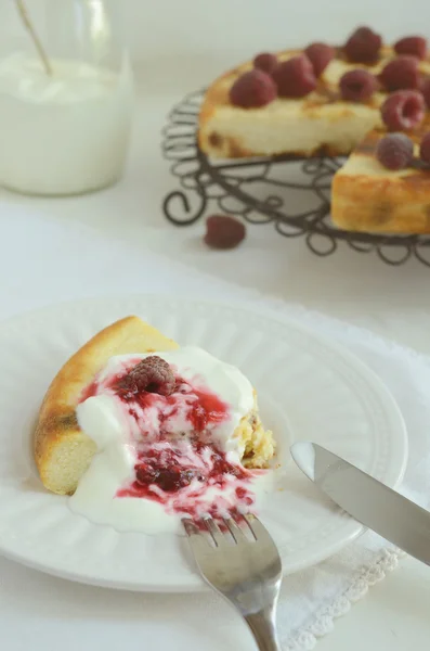 Hüttenkäse gebackener Pudding mit Himbeerbelag — Stockfoto