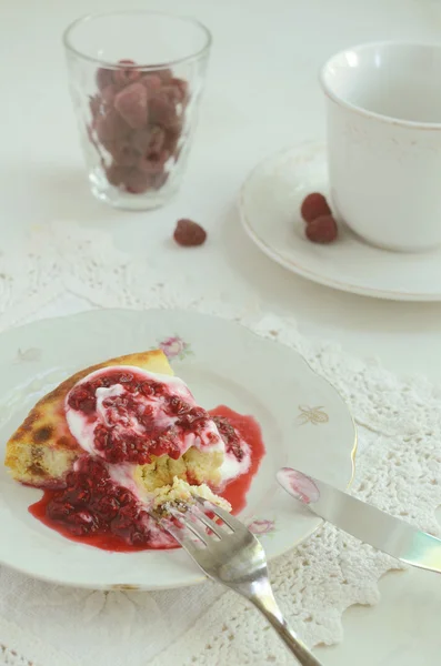 Cottage cheese baked pudding with raspberry topping — Stock Photo, Image
