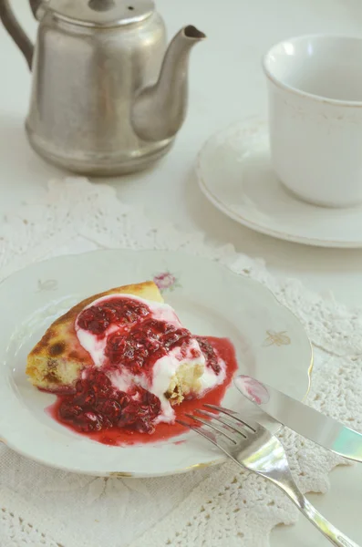 Hüttenkäse gebackener Pudding mit Himbeerbelag — Stockfoto