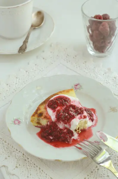 Keso bakade pudding med hallon toppning — Stockfoto