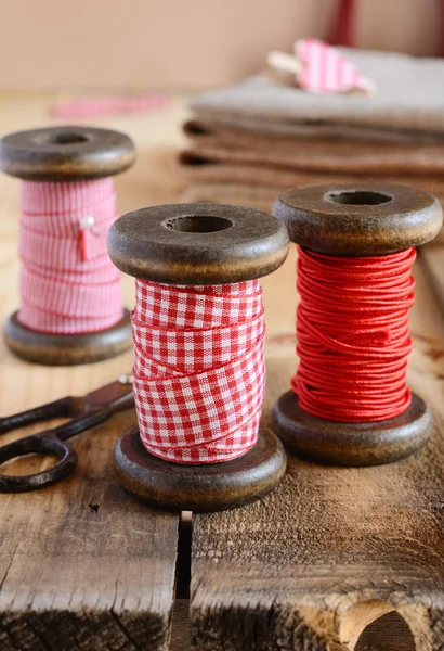 Dekoration mit Holzspulen und roten Bändern — Stockfoto