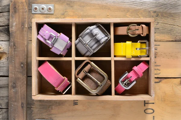 Collezione di cinture eleganti in cassa di legno — Foto Stock