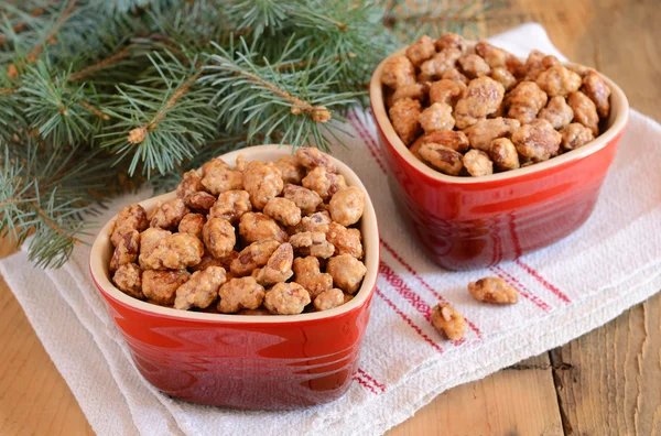 Gezuckerte Mandeln und Weihnachtsbaumzweige — Stockfoto