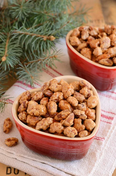 Almendras caramelizadas y ramas de árbol de Navidad — Foto de Stock