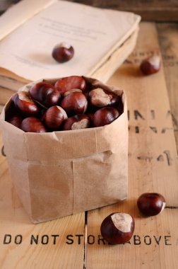 kahverengi kağıt torba ve vintage kitaplar