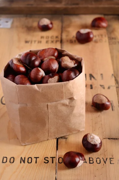 Castagne in sacchetto di carta — Foto Stock