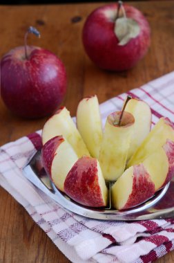 metal kesici ile kesme elma